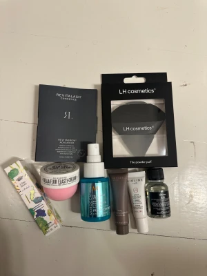 Skönhetsprodukter - En powder puff från LH Cosmetics, Sol de Janeiro kräm, Revitalash RevitaBrow Advanced, L’Eau Rêvée parfym, Anti frizz control spray, Exuviance face polish, Bioline kräm och en hår olja. Perfekt som en julklapp att ge till någon. Allt är oanvändt och nytt. Beställde en julbox med flera produkter och dom här kommer inte komma till användning därför säljer jag dom. Köp gärna allt tillsammans☺️ Allt kostar ca 1000kr tillsammans om man skulle köpa från butiker, så de är ett bra pris.