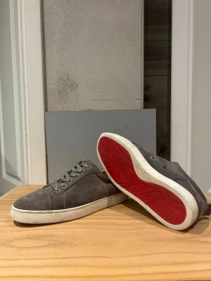 Christian louboutins - Röda sulor med skick 8/10✅perfekta inför vintern. Ingen box för att jag har slarvat bort den❌skriv vid minsta lilla fundering och priset kan diskuteras.