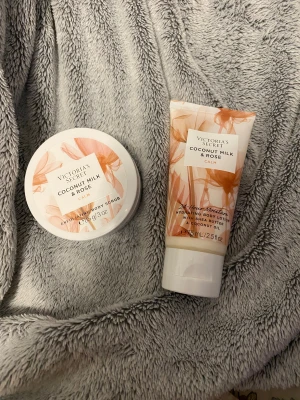 Victoria's Secret Coconut Milk & Rose - Krämen är helt ny har bara använt 1 gång och body scrub har jag använt ocå en gång!! Men mycket kvar annars är dom äkta har köpt från butiken!! 