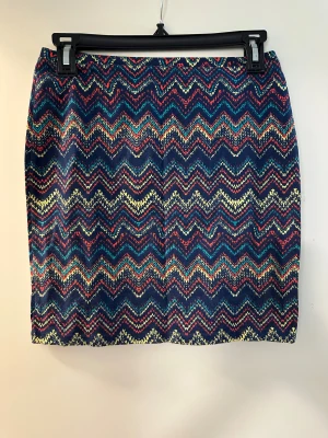 Mönstrad kortkjol från Defacto strl: S - Säljer en färgstark kortkjol från Defacto med zigzag-mönster i blått, rött, gult och grönt. Kjolen är tillverkad i mjuk bomull med lite stretch för skön passform. Perfekt för dig som gillar att sticka ut med coola mönster och färger.