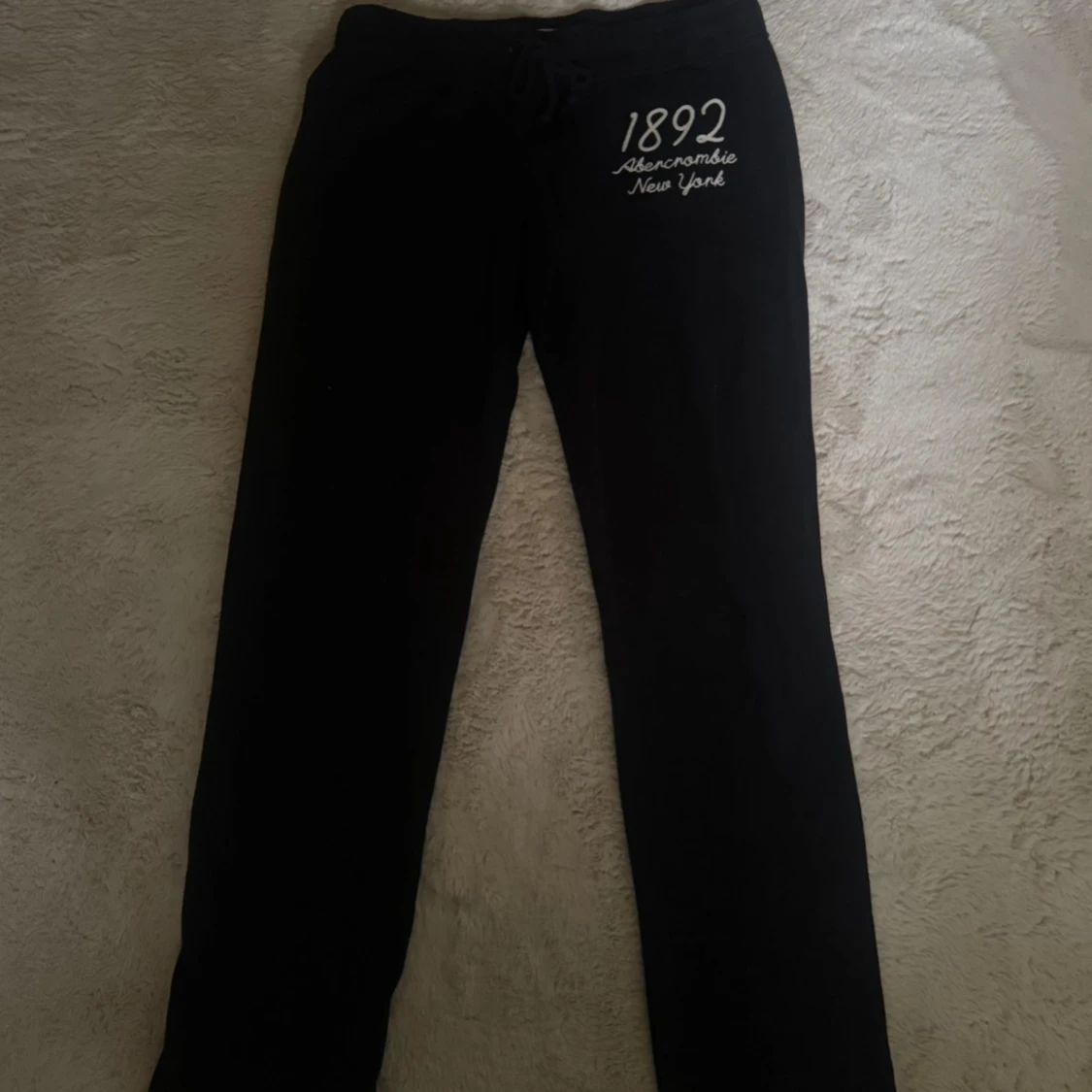 Svarta mjukisbyxor Abercrombie M