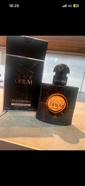 YSL Black Opium EdP 30ml - Black Opium Eau de Parfum från YSL i 30 ml storlek. Snygg och ikonisk flaska som sticker ut i samlingen. Ingredienser: alcohol, parfum/fragrance, aqua/water, och fler (se bild).