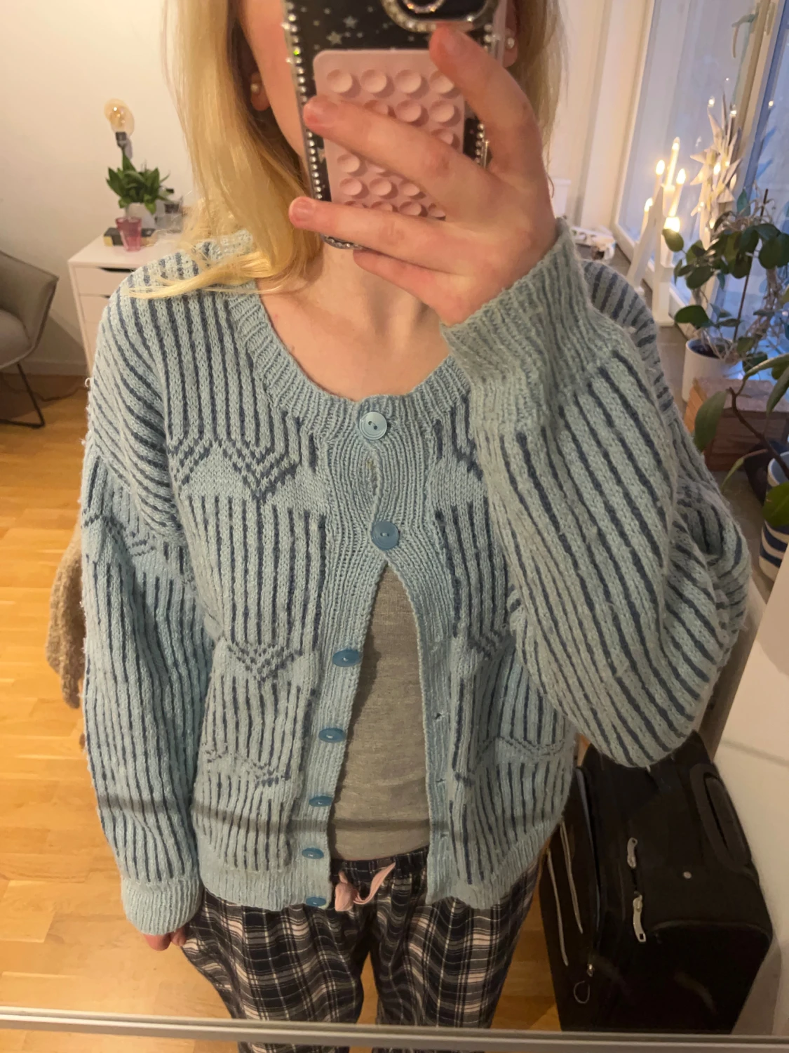 Ljusblå stickad kofta med mönster