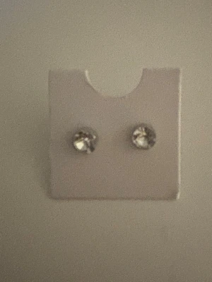 Silver örhängen  - Ett par silvriga örhängen med glittrande stenar , helt oandvända 💕💕