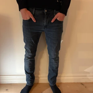 Replay Anbass jeans - Replay Anbass jeans i blå med slitningar. Storlek W30/L34