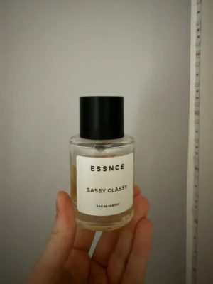 ESSNCE Sassy Classy Eau de Parfum - Sassy Classy från ESSNCE. Nypris 360kr knappast använd. Syns på bilderna hur mkt som är kvar. Har helt enkelt tröttnat på doften då jag har en ny