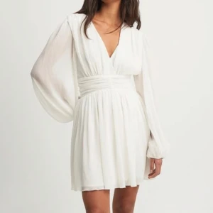 Studentklänning - Säljer min superfina studentklänning som tyvärr inte kom till användning då jag hade två olika. Klänningen är från Lovisa Wallins kollektion med NA-KD och är helt slutsåld på hemsidan. Helt ny med lappen kvar (nypris 649). Pris kan diskuteras💕