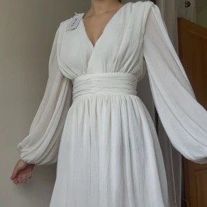 Studentklänning - Säljer min superfina studentklänning som tyvärr inte kom till användning då jag hittade en annan. Klänningen är helt ny med lappen kvar, från NA-KDs kollektion med Lovisa Wallin. Storlek 32, slutsåld på hemsidan, nypris 649