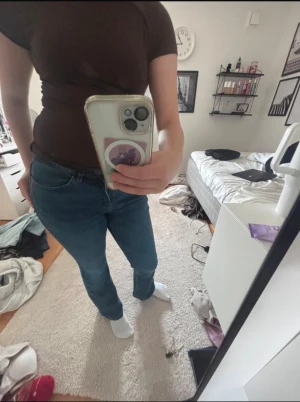 Jeans - Säljer ett par snygga blå jeans från Lindex i bootcut-modell. Jätte fina, midwaist. Bra skick och passar till allt. Storlek 170