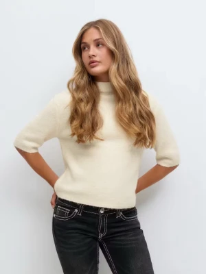 Gina Tricot - stickad tröja  - Helt ny tröja utan prislapp som jag inte vill ha då den inte var fin runt halsen. Och hade en liknande så vill inte ha den. 