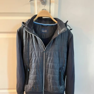 Christian berg cardigan  - Svart cardigan från Christian Berg i nyskick, storlek small 