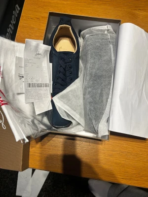 Christian Louboutin sneakers marinblå - Christian Louboutin skor som är använda ett fåtal gånger, mycket bra skick. Pris kan diskuteras vid snabb och smidig affär 