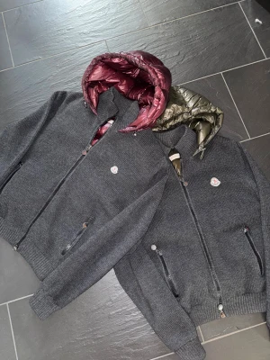 SÖKER MONCLER BACKPADDED CARDIGAN - SÖKER ALLA FÄRGER PÅ BACKPADDED CARDIGAN! SIZE S-M-L! 