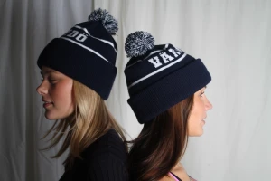 Mörkblå ”VÄRMDÖ” mössa  - Mörkblå stickad mössa med vit text VÄRMDÖ och tofs upptill. Klassisk och tidlös modell som passar perfekt för kalla dagar. Mjuk och varm med uppvikt kant för skön passform.  Mössorna säljs ut då vårt UF-företag har lagts ner – vi vill bli av med hela lagret.  💰 Pris: 150 kr/st 📦 Skick: Nya 🧢 Storlek: One size  Passa på innan de tar slut!