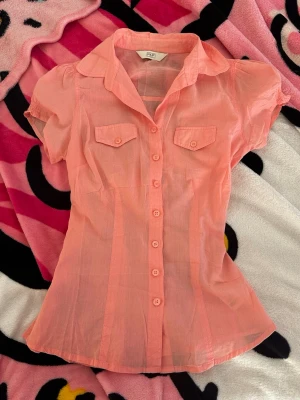 Korall figursydd blus - Super cool korall färgad skjorta/blus! Pris kan diskuteras! ❤️