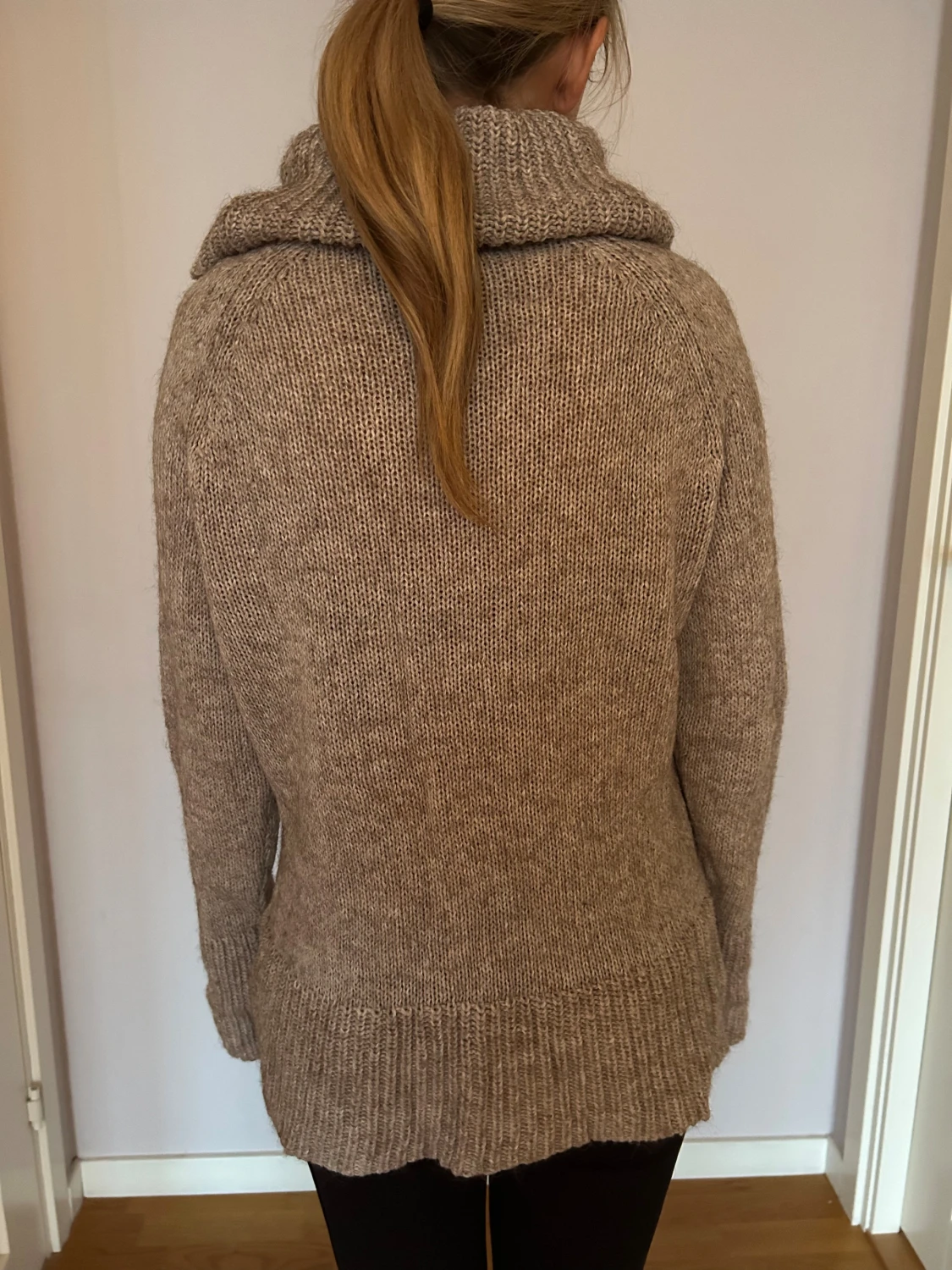 Beige stickad polotröja - 1