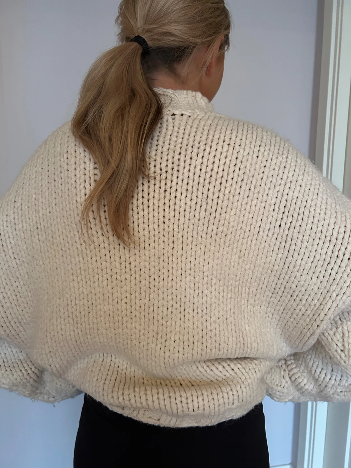 Vit stickad med flätmönster - 1