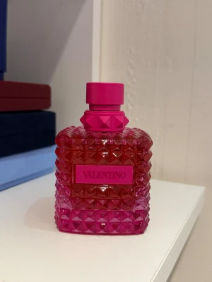 Valentino Donna Born In Roma Pink pp EdP 100ml - En helt ny och oanvänd parfym från valentino som jag fick i present detta året. Boxen tappade jag bort men parfymen är aldrig använd och kan förpackas i något annat 😊. Limited edition modell som inte säljs längre (nypris 1900 kr) (parfymen är äkta )