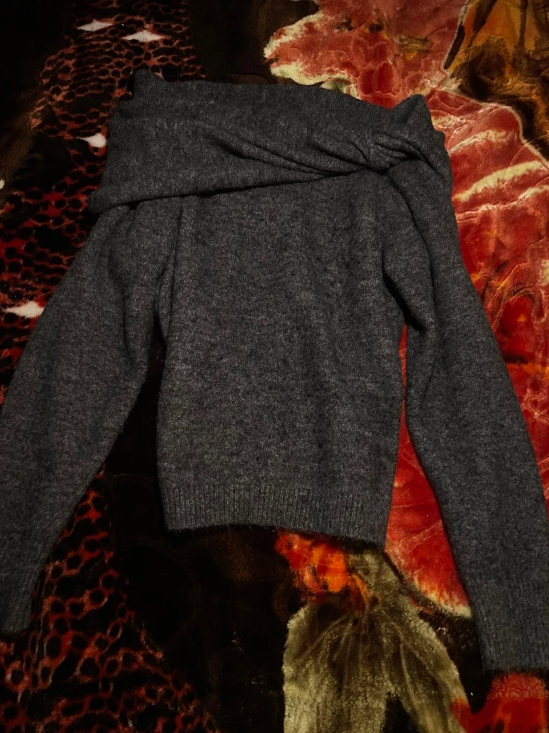 Mörkgrå offshoulder stickad tröja