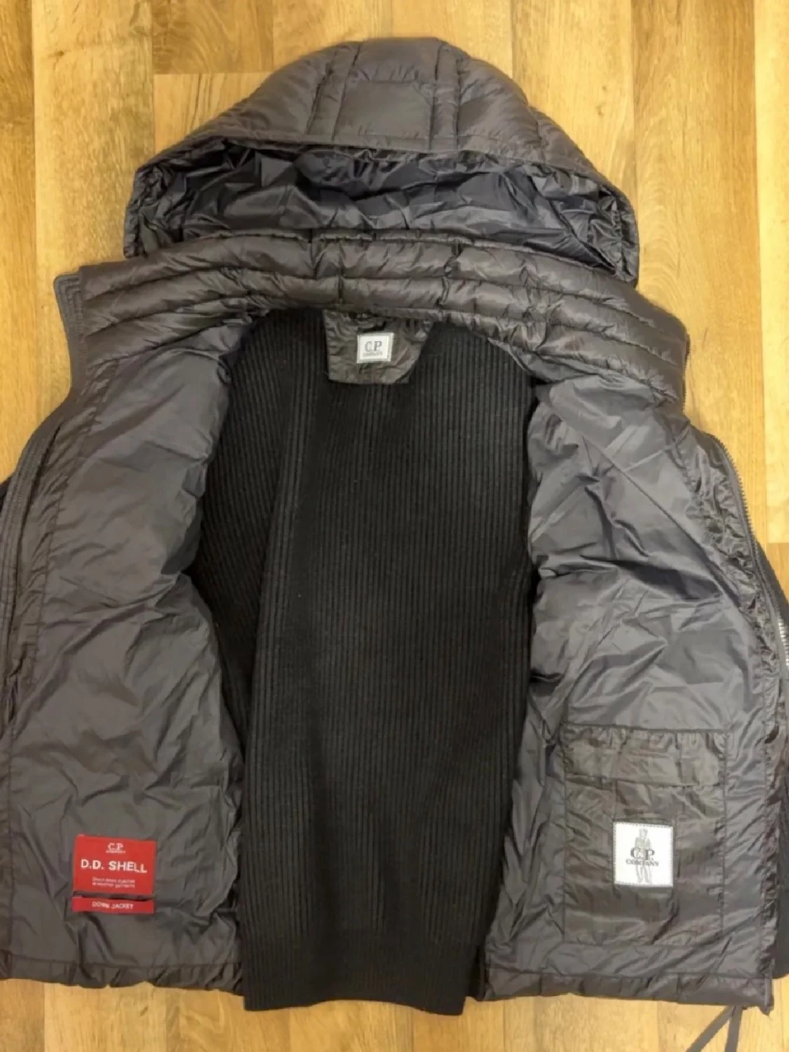 Svart dunjacka från C.P. Company - 2