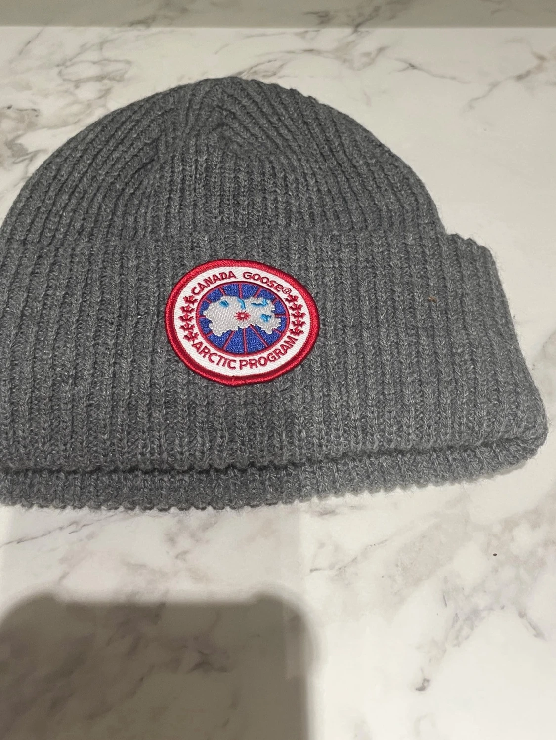 Grå stickad mössa från Canada Goose