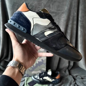 Valentino rockrunner skor - Vakentino rockrunner skor | originalstorlek: 42,5, sitter mer som 43, fråga om innermått vid osäkerhet | ingår: först till kvarn när det kommer till tillbehör. Finns ett begränsat antal. Box eller dustbag kan väljas som i sin tur kan kombineras med äkthetskort förutsatt att det finns i lager.