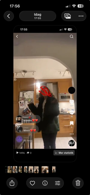 Svart fluffig pälsjacka - Säljer en mörkgrön pälsjacka med fluffig look och bred krage. Jackan har en oversized passform och långa ärmar, perfekt för dig som vill ha en cool och mysig vibe. Passar till både jeans och klänning för en trendig stil.