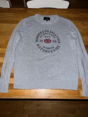 Morris tröja - Grå tröja från Morris Gents med en stilig Storbritannien flagga i storlek S. Bra skick, inga tydliga tecken på användning.