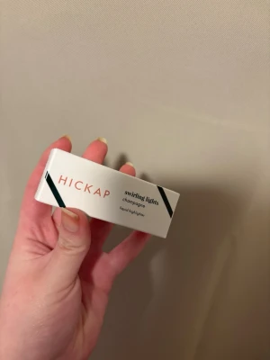Hickap Swirling Lights Highlighter - Flytande highlighter från Hickap i färgen Champagne. Ger ett magiskt glow och smälter lätt in i huden för en snygg lyster. Kommer i en stilren flaska med silvrigt lock. Limited edition från årets julkalender.