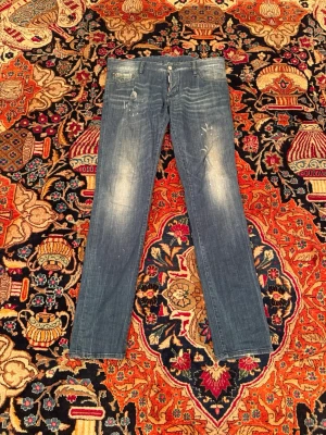 Dsquared 2 jeans 👖  - Nu säljer jag dessa feta Dsquared 2 jeans 👖 jag säljer dom för endast 949kr nypris 5599kr Mvh CH 