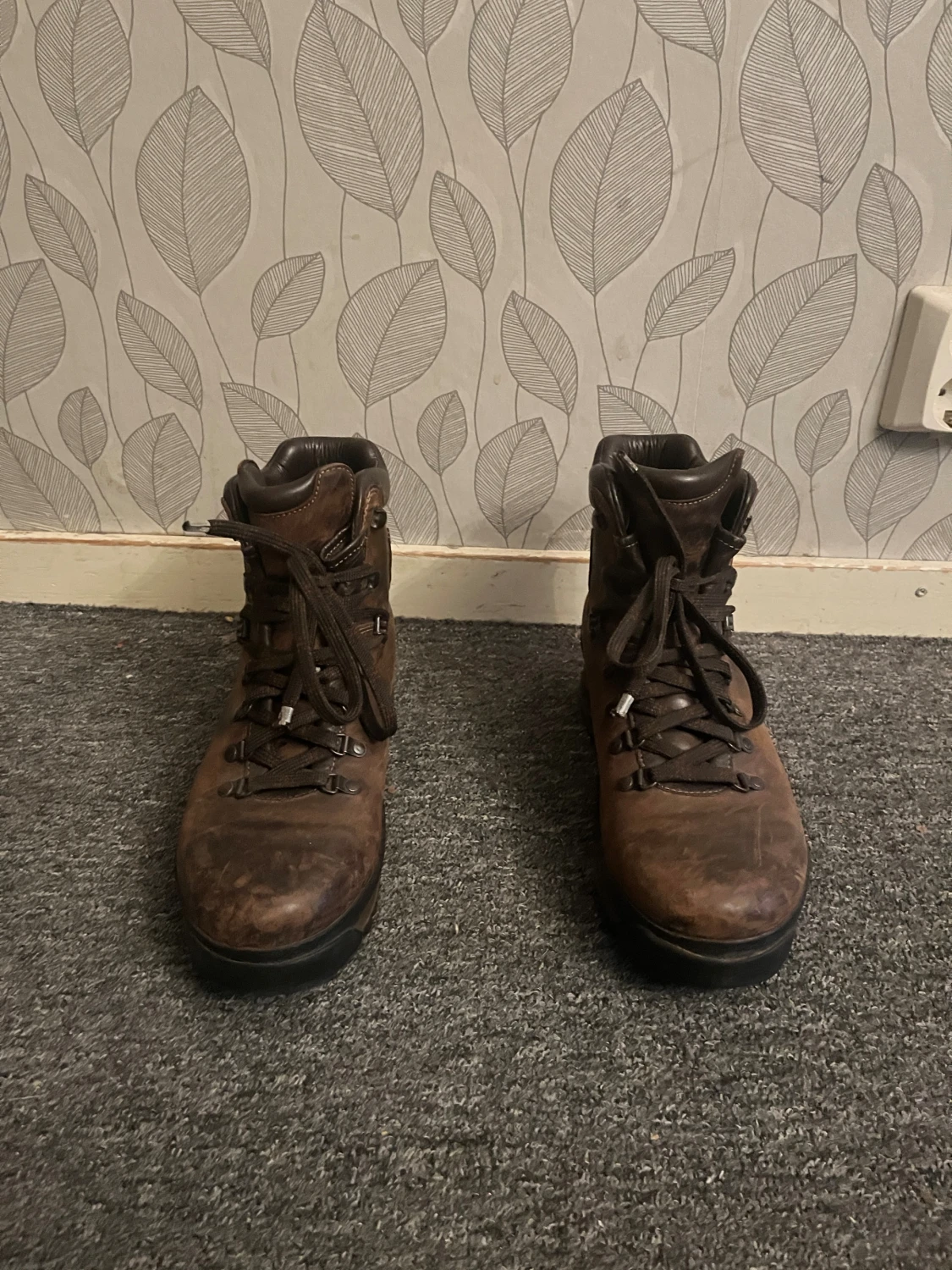 Bruna skinnkängor med snörning - 2