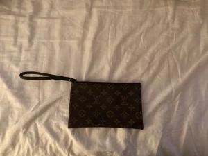 Kuverväska  - Säljer denna oanvända kuverväskan , skriv för fler frågor och funderingar 