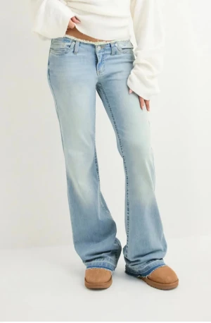 Nelly no waist bootcut jeans - Ljusblå jeans från Nelly | Nypris 699kr Strl 34 Har sytt ner de några cm i längden då de var för långa (jag är 167cm)  Mycket bra skick, använda 3-4 ggr Säljer då jag knappt använder de!