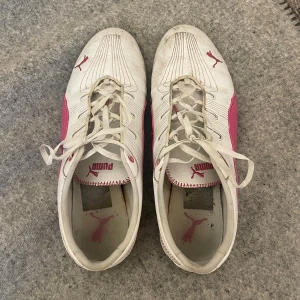 Vintage Puma Speedcat - Köpta second hand och är i använt skick men har inga tydliga defekter! Storlek 41 men passar mig som har 40. 