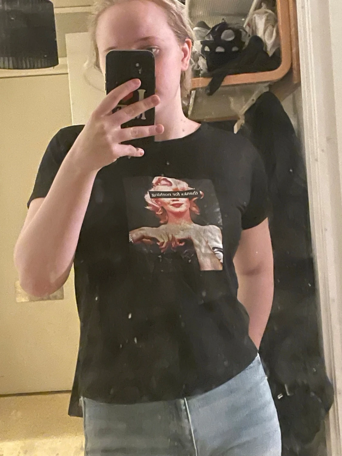 Svart t-shirt med tryck och text - 1