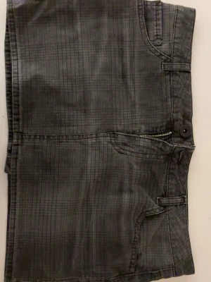 Svart jeanse kjol - Cool svart kortkjol. Perfekt för dig som gillar streetstyle och praktiska detaljer. Skit ball🤘💕