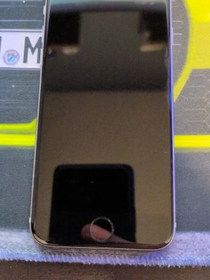 iPhone 6 - Snygg Apple iPhone 6 i silver. Skärmen ser ut att vara i gott skick utan synliga sprickor, och baksidan har endast mindre slitage. Perfekt för dig som vill ha en pålitlig och klassisk iPhone med Touch ID och bra prestanda den har 100% batteri hälsa och 64gb utrymme