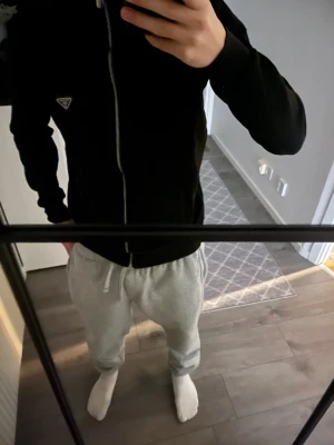 Prada kofta - Använd i ungefär 1 år men väl omhändertagen. Inga fläckar, hål eller skador – bara normalt lätt använd. Vi kan dikusters prisa ifall de behövs :)