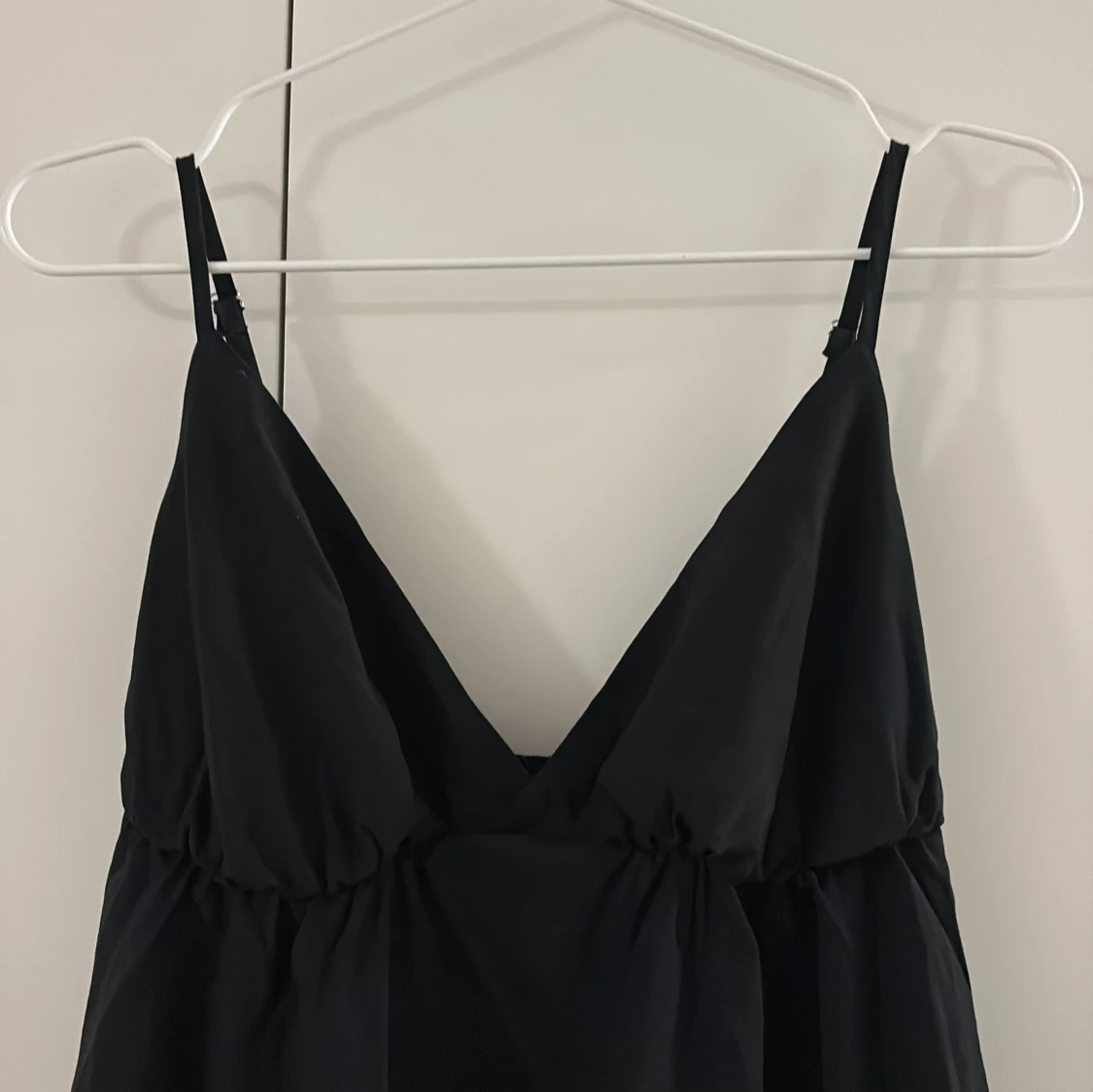 Svart volangklänning med smala axelband - 1