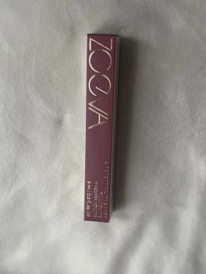 Zoeva Infinite Potential Mascara - Säljer en Zoeva Infinite Potential Mascara Full Volume i snygg vinröd förpackning med guldtext. Volymmascaran kommer i 9 ml tub och är perfekt för dig som vill ha fylliga fransar. Modern design och lyxig känsla.