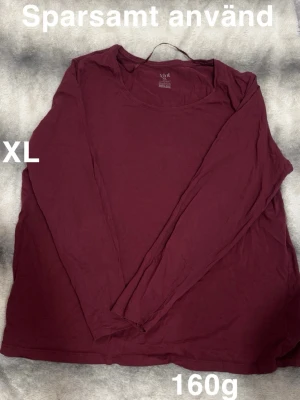 Vinröd långärmad topp från Kappahl - Vinröd långärmad topp från Kappahl. Enkel och clean design med rund halsringning, perfekt för dig som gillar basic plagg med lite extra färg. Skön passform och lätt att matcha med jeans eller kjol.🌸Sparsamt använd. Storlek XL 