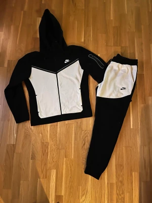  Nike byxa och tröja  - Fint Nikeset byxa och tröja i jättefint skick  tröjan är L och byxorna Xl då de var mindre i storleken. 