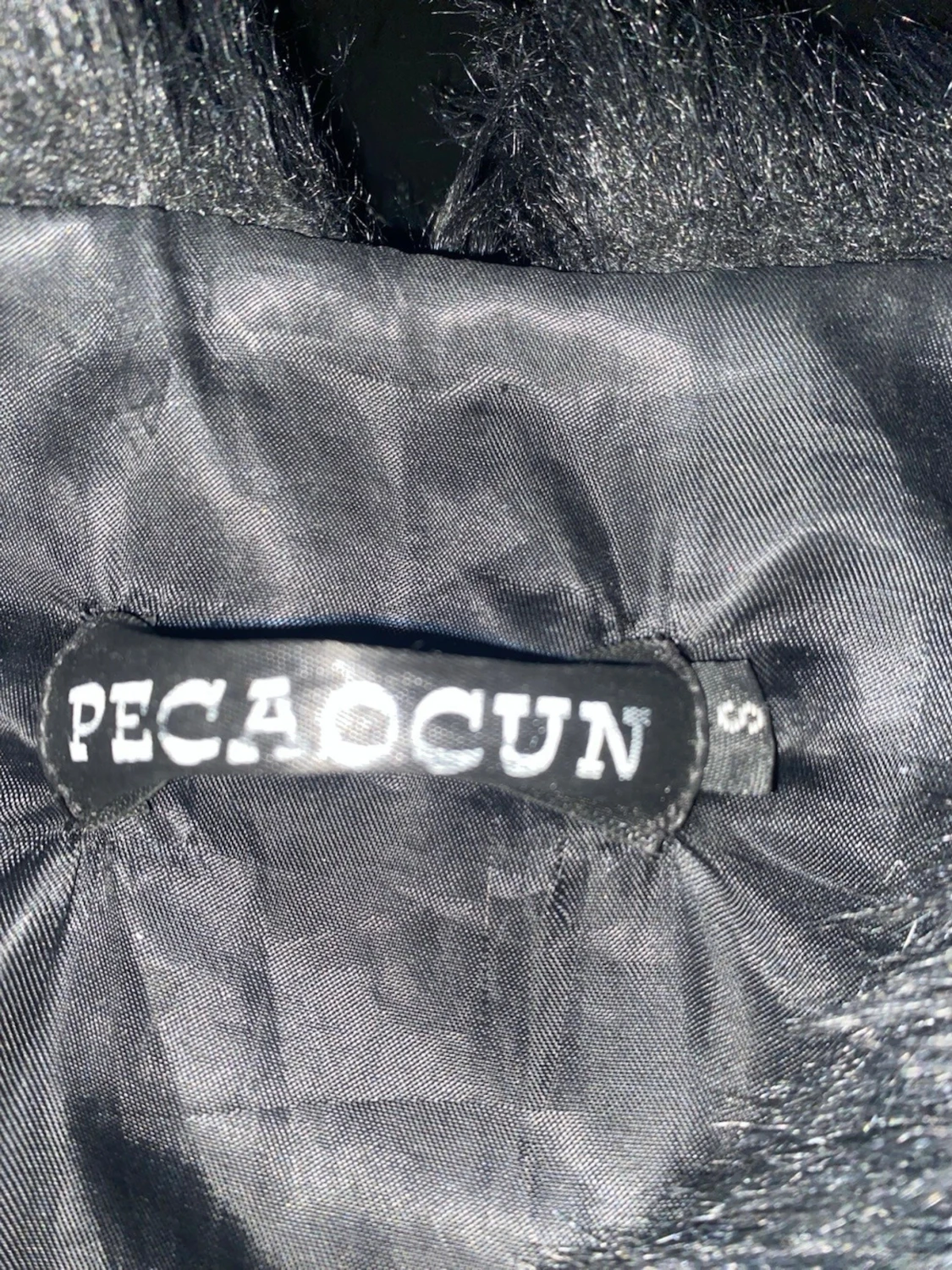 Svart pälsväst från Pecaocun - 2