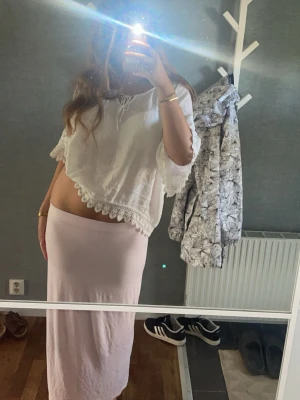 Vit blus  - En fin vit sommarblus. Använd få gånger men är som ny. Passar perfekt till en skolavslutning eller bara för att vara lite extra i vardagen. 