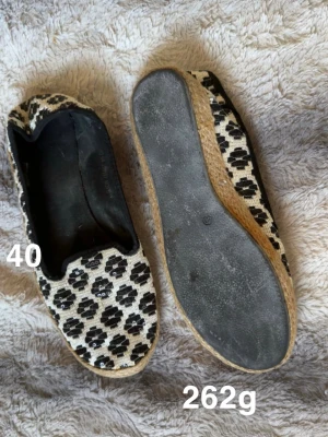 Svartvita espadrillos med mönster - Snygga espadrillos i svart och vitt med ett coolt mönster och flätad sula. Ovandelen är i tyg med svarta detaljer och mönster, perfekt för en avslappnad och trendig look. Lätta och bekväma att bära hela dagen.🌸 Fint använt skick. Storlek 40