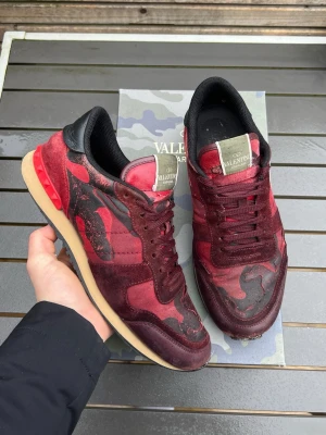 Valentino rockrunners  - Säljer dessa sjukt feta rockrunners! Perfekta för vintern! Nypris ca 7200kr! Skick 5,5/10! Box ingår! Size 42! Hör av dig vid minsta fundering 🤩