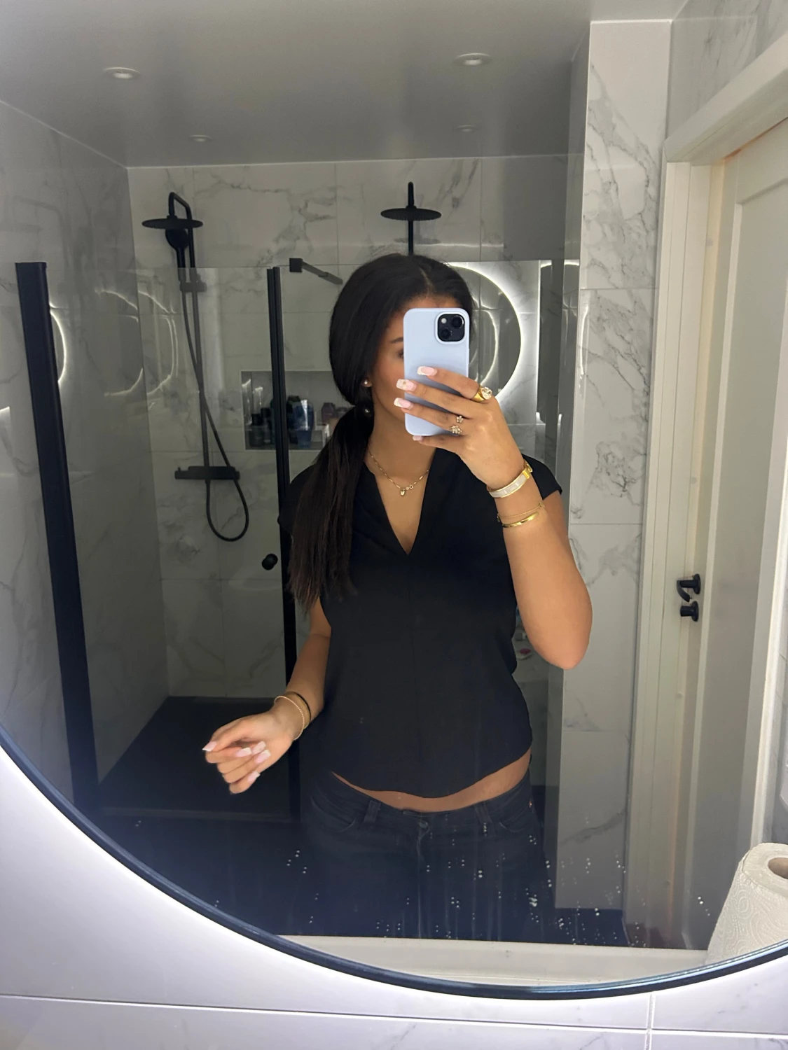 Svart v-ringad blus med kort ärm - 1