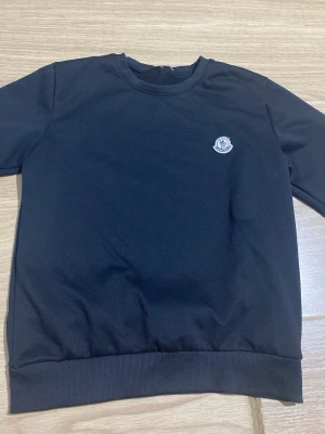 Moncler polyster sweatshirt - Bra skick storlek xs men funka S också