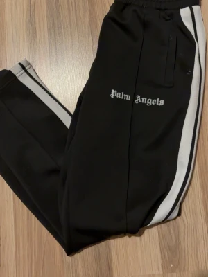 Palm Angels svarta trackpants S - Svarta trackpants från Palm Angels i storlek S. Bra skick 