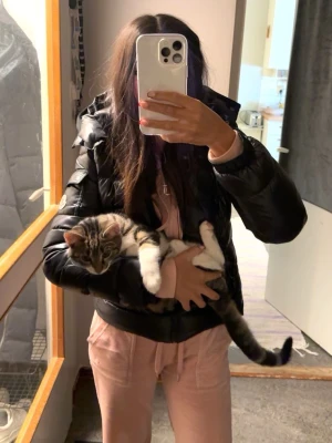 Svart Moncler pufferjacka med huva - Svart moncler jacka lite tunnare modell än maya. Jättefin knappt använd. Storlek Xxs. Självklart är den äkta 